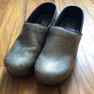 Dansko xp clogs